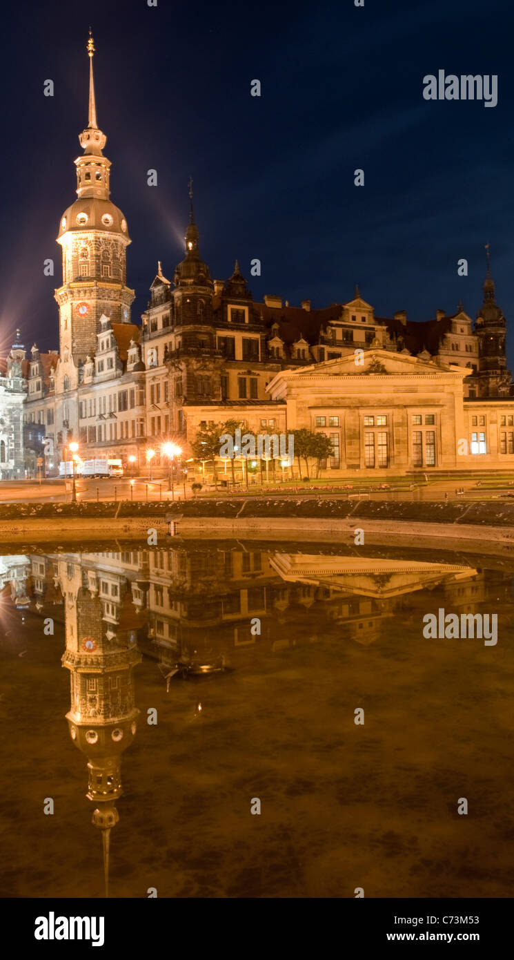 Palais Royal de nuit avec un reflet dans l'eau, Dresde, Saxe, Allemagne, Europe Banque D'Images