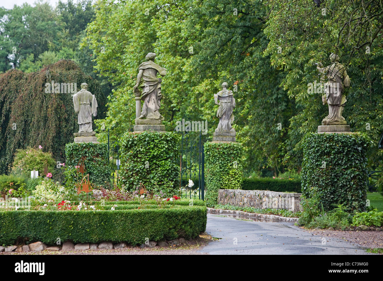 Statues sur pont à Ippenburg Château, célèbre pour ses jardins, Bad Essen, Basse-Saxe, Allemagne du nord Banque D'Images