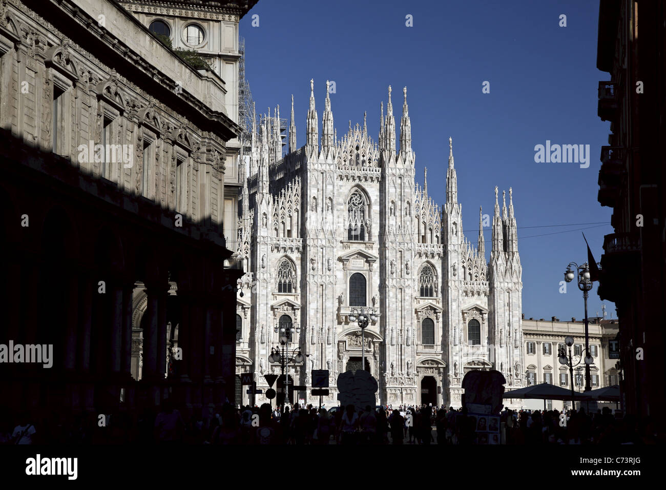 La façade de la cathédrale de Milan (Duomo di Milano) et la Piazza Duomo Banque D'Images