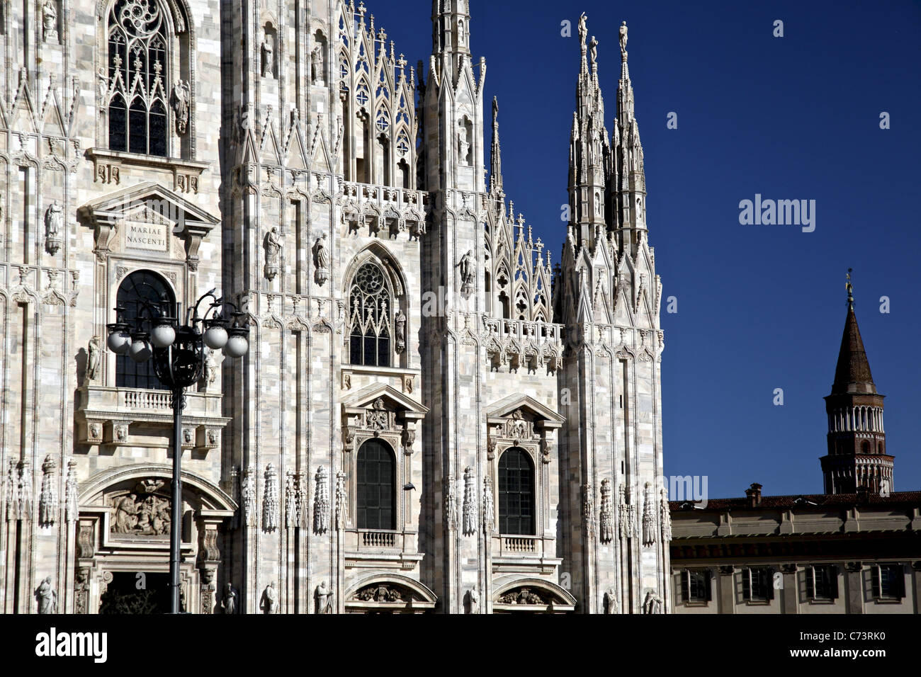 Un détail de la façade de la cathédrale de Milan (Duomo di Milano) et la Piazza Duomo Banque D'Images