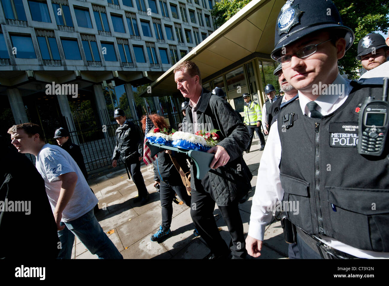 L'EDL protester contre un groupe de musulmans contre les croisades qui tentent de perturber un service commémoratif pour l'attaque du 9/11. Banque D'Images