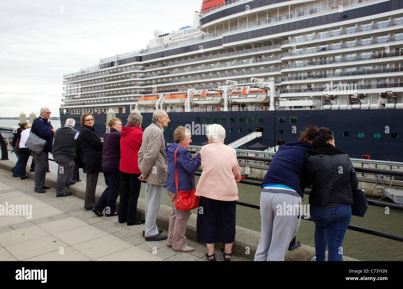 Les gens se sont réunis sur le quai pour voir la reine Elizabeth à Liverpool Banque D'Images