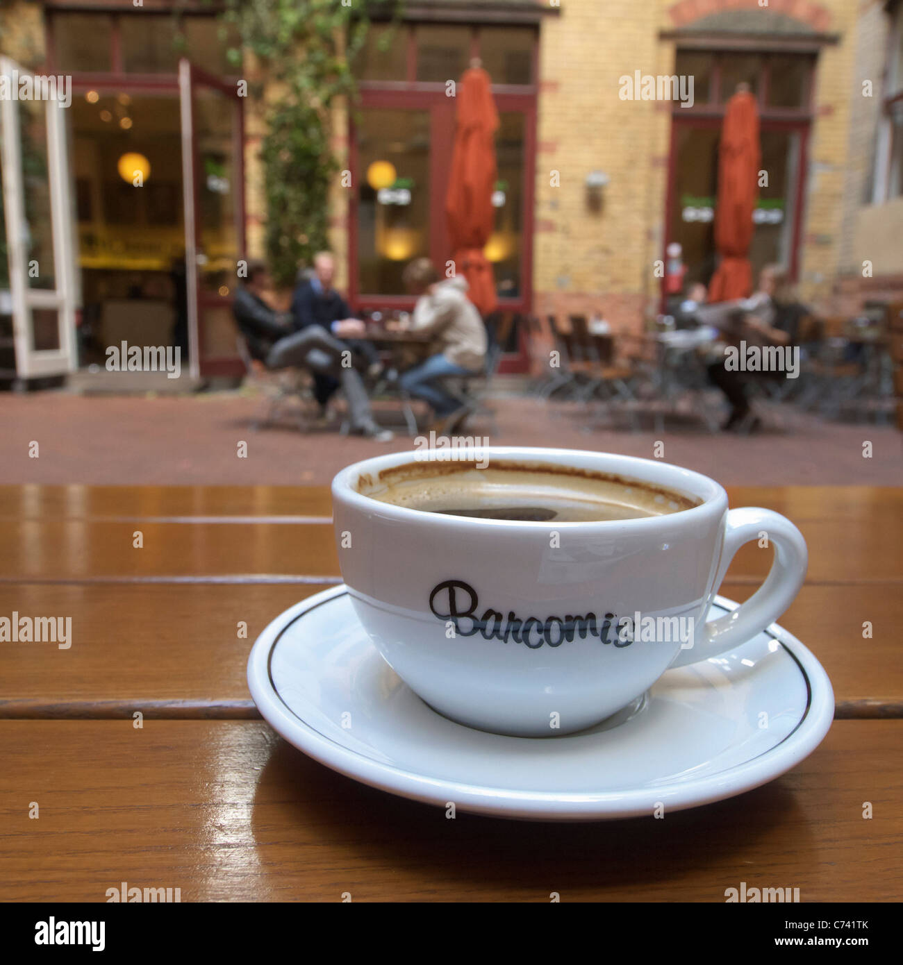 Tasse de café au café de Barcomis Sophie-Gips en cour dans quartier de Mitte à Berlin en Allemagne Banque D'Images