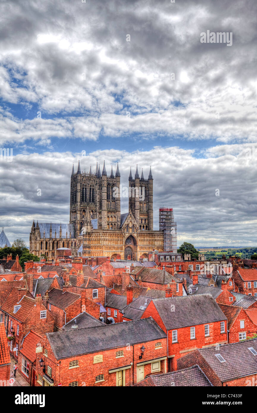 La Ville de Lincoln, Lincoln, Lincolnshire la cathédrale derrière les maisons de briques rouges et les toits ciel dramatique Banque D'Images