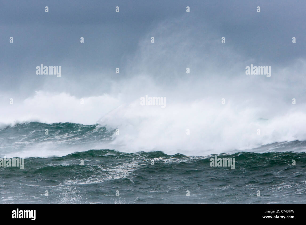 Tempête atlantique vagues se brisant sur le rivage rocailleux Porthnahaven, Islay Scotland, UK LA005401 Banque D'Images