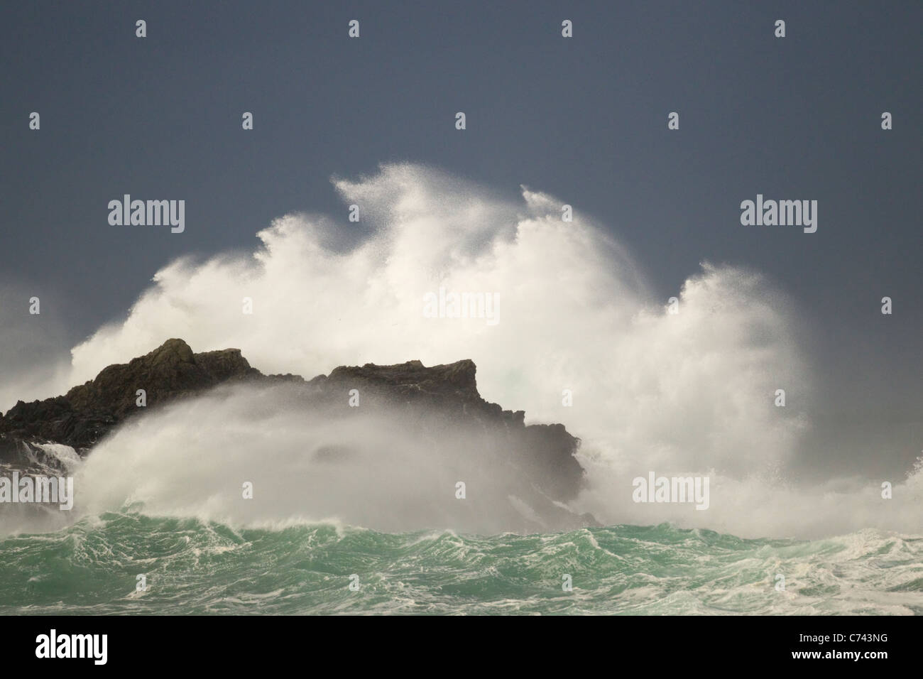 Tempête atlantique vagues se brisant sur le rivage rocailleux Porthnahaven, Islay Scotland, UK LA005407 Banque D'Images