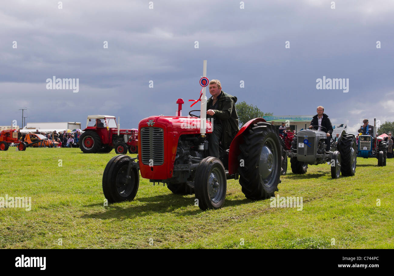 Défilé de tracteurs anciens photographiés à Wensleydale foire agricole en 2011. Banque D'Images