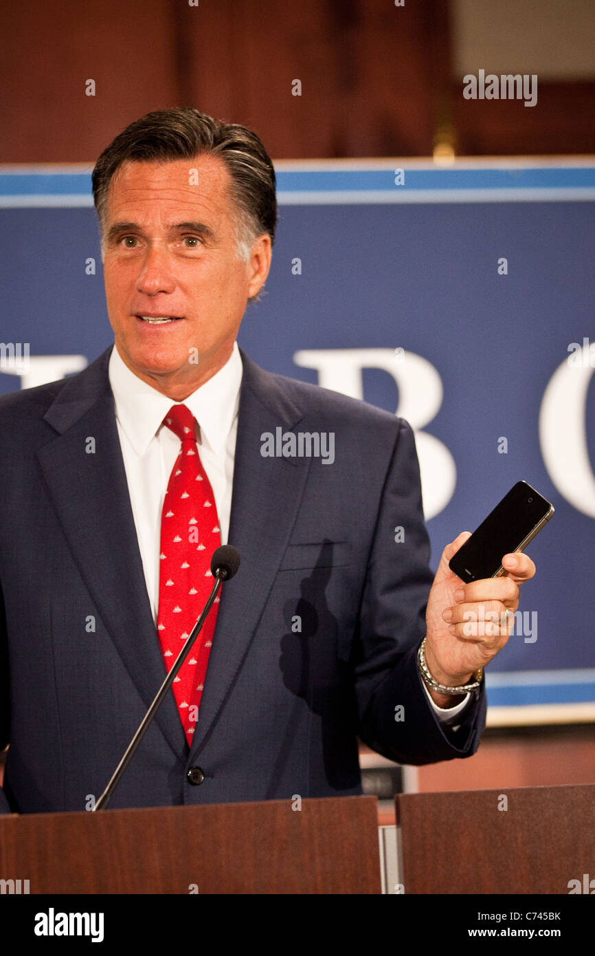 Gov. Mitt Romney compare sa politique économique d'un iPhone et d'un téléphone payant d'Obama Banque D'Images