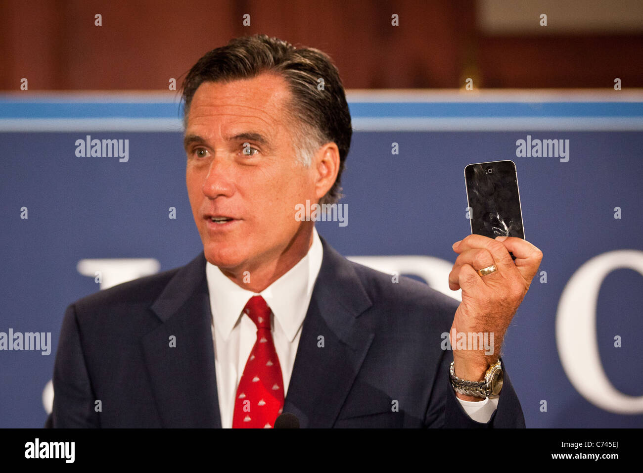 Gov. Mitt Romney compare sa politique économique d'un iPhone et d'un téléphone payant d'Obama Banque D'Images