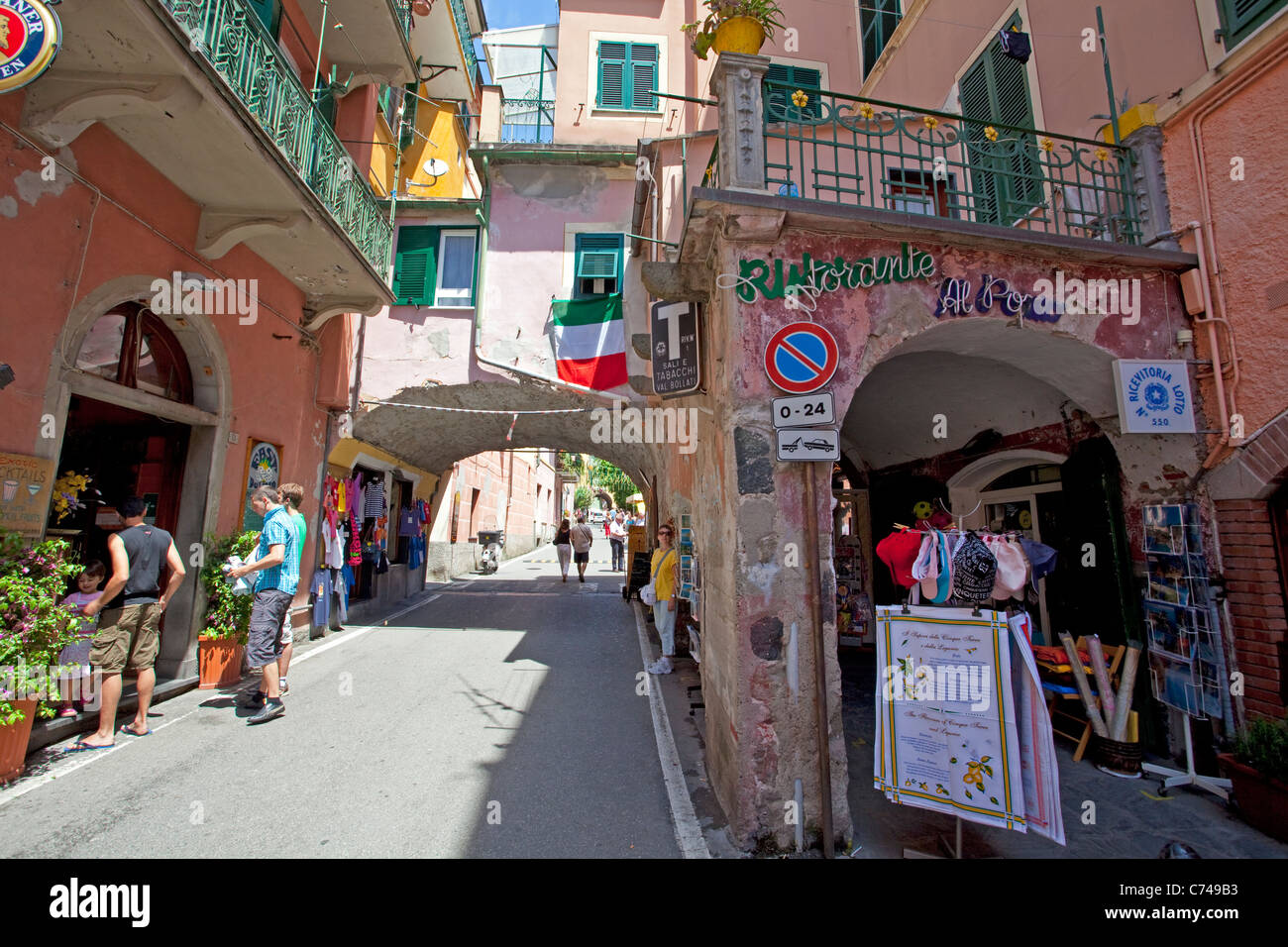 Restaurant et commerces à l'ancienne ville de Monterosso al Mare, Cinque Terre, site du patrimoine mondial de l'UNESCO, la Ligurie di Levante, Italie, Méditerranée, Europe Banque D'Images