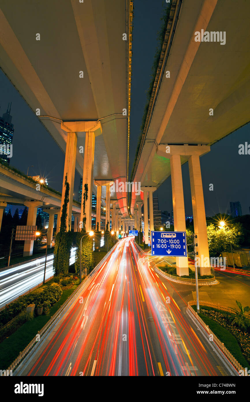 Les ponts routiers dans le centre de Shanghai, Shanghai, Chine Banque D'Images