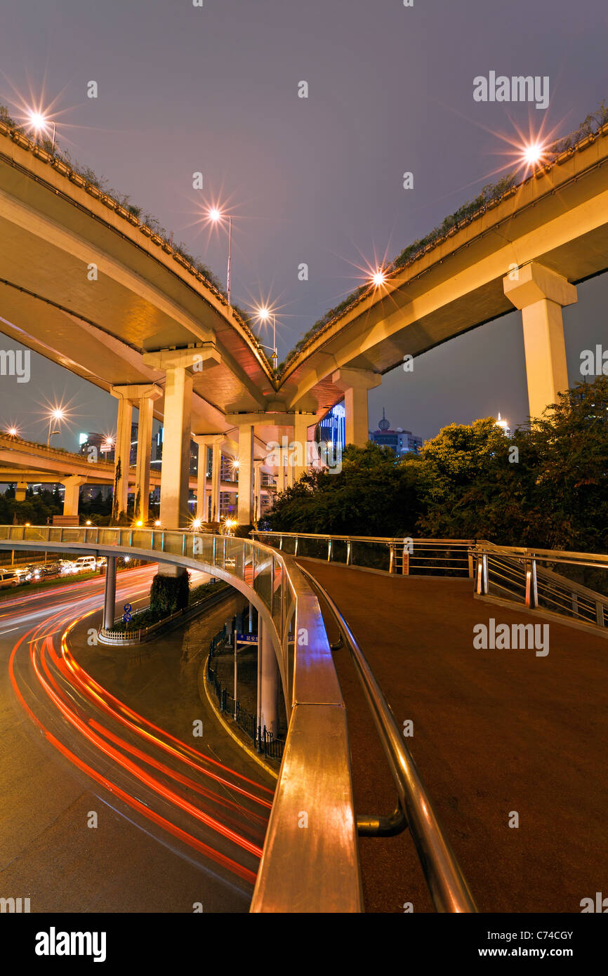 Les ponts routiers dans le centre de Shanghai, Shanghai, Chine Banque D'Images