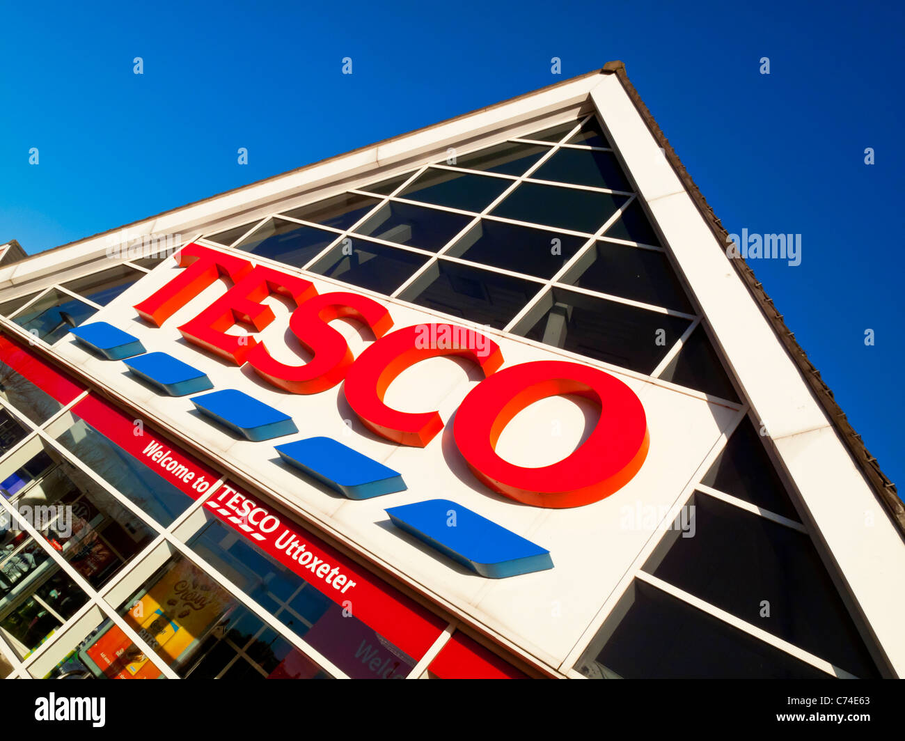 Affiche à l'extérieur de supermarché Tesco à Uttoxeter Staffordshire UK Banque D'Images