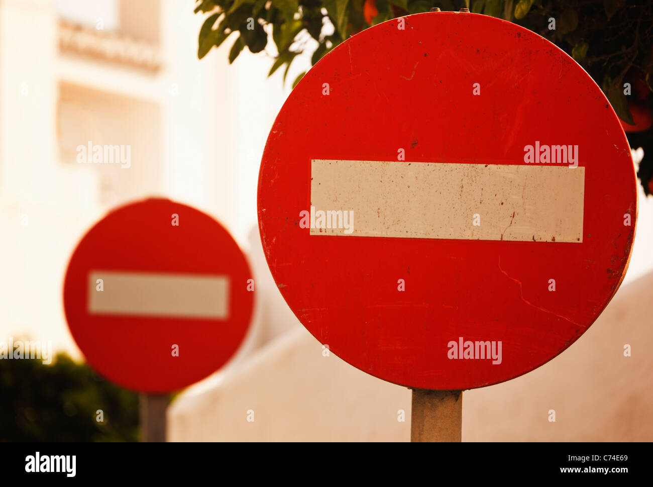 Deux pas d'entrée de la signalisation routière. Banque D'Images