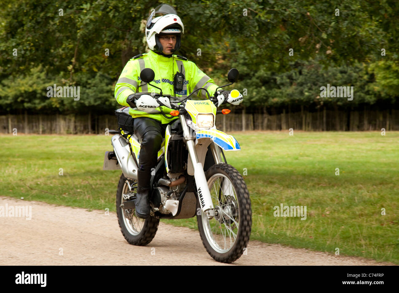 Un bureau de police sur un off road scrambler motocross vélo de police dans  un parc à Nottingham en Angleterre UK Photo Stock - Alamy