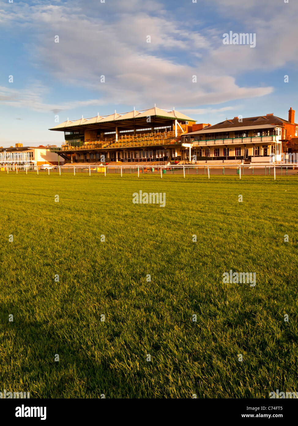 La tribune à l'hippodrome de Warwick dans le Warwickshire en Angleterre, où les courses de chevaux a eu lieu depuis plus de 200 ans Banque D'Images