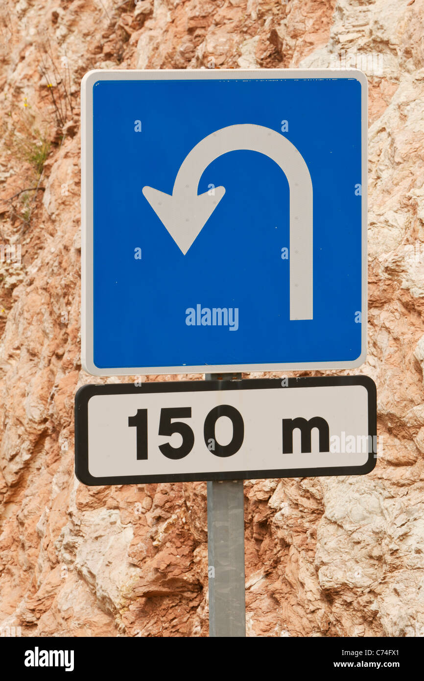 Signe de route Avertissement d'un brusque virage à 150 mètres plus loin. Banque D'Images