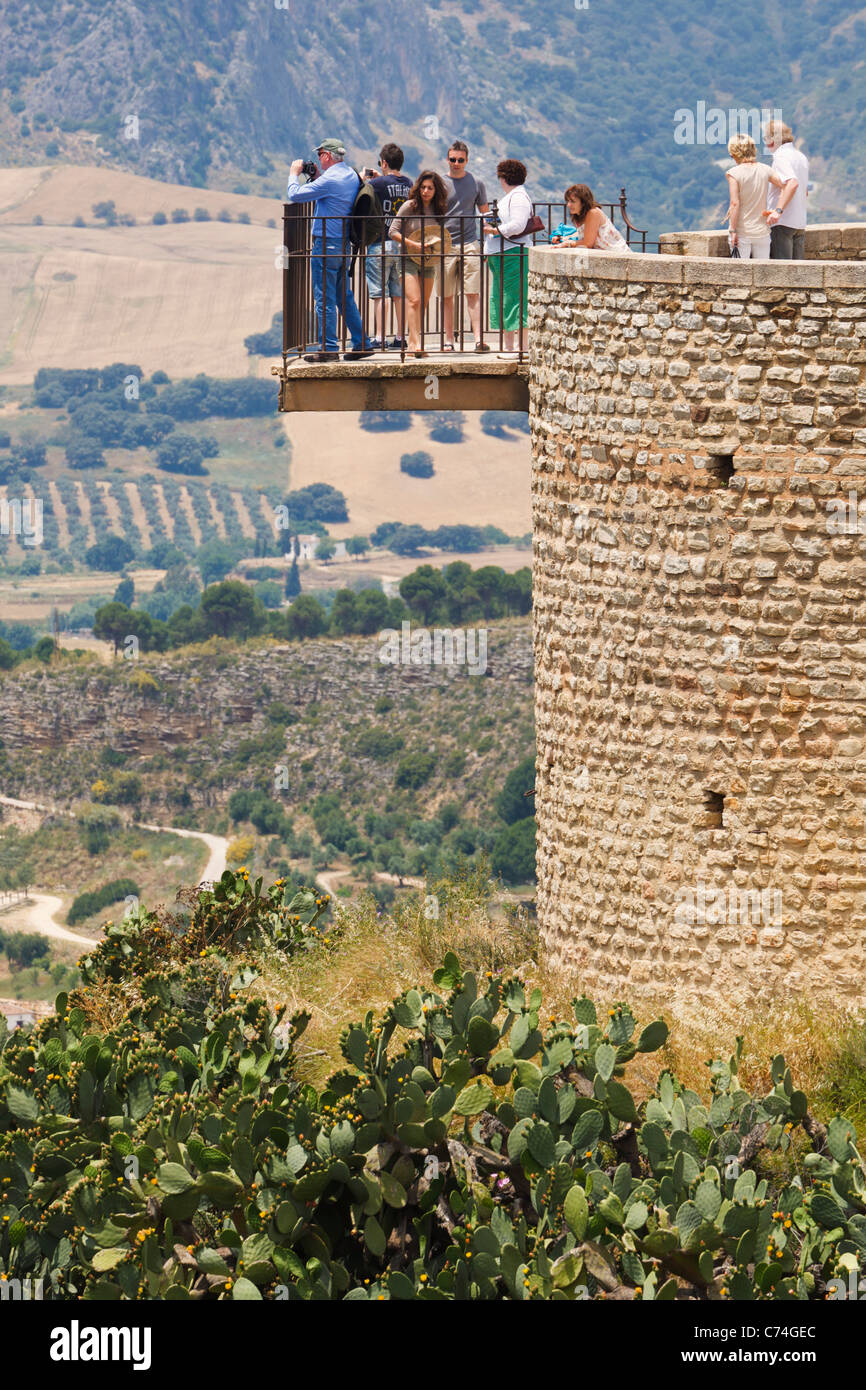 Les touristes sur lookout point d'admirer la vue. Ronda, Province de Malaga, Espagne. Banque D'Images