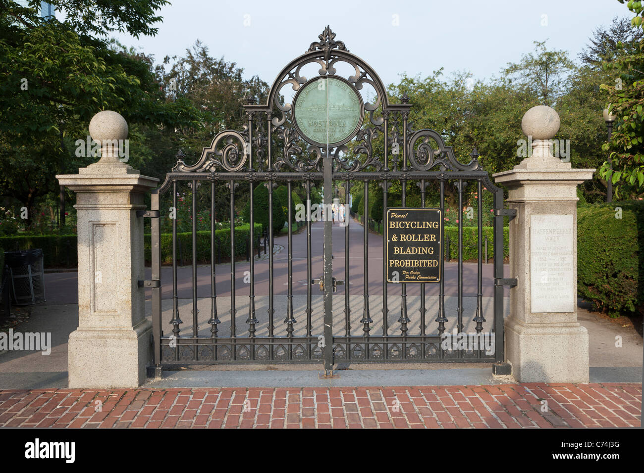 Porte d'entrée à la Boston Public Garden et Haffenreffer à pied sur la rue Charles à Boston, Massachusetts. Banque D'Images
