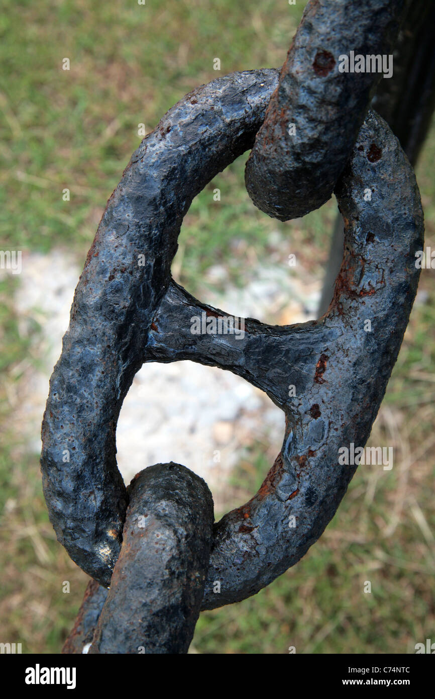 Rusty lien dans une chaîne de plein air. Banque D'Images