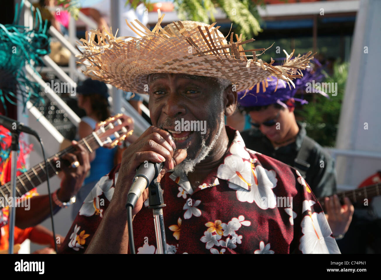 Calypso Band et la chanteuse dans un bateau de croisière pendant une journée ensoleillée. Banque D'Images