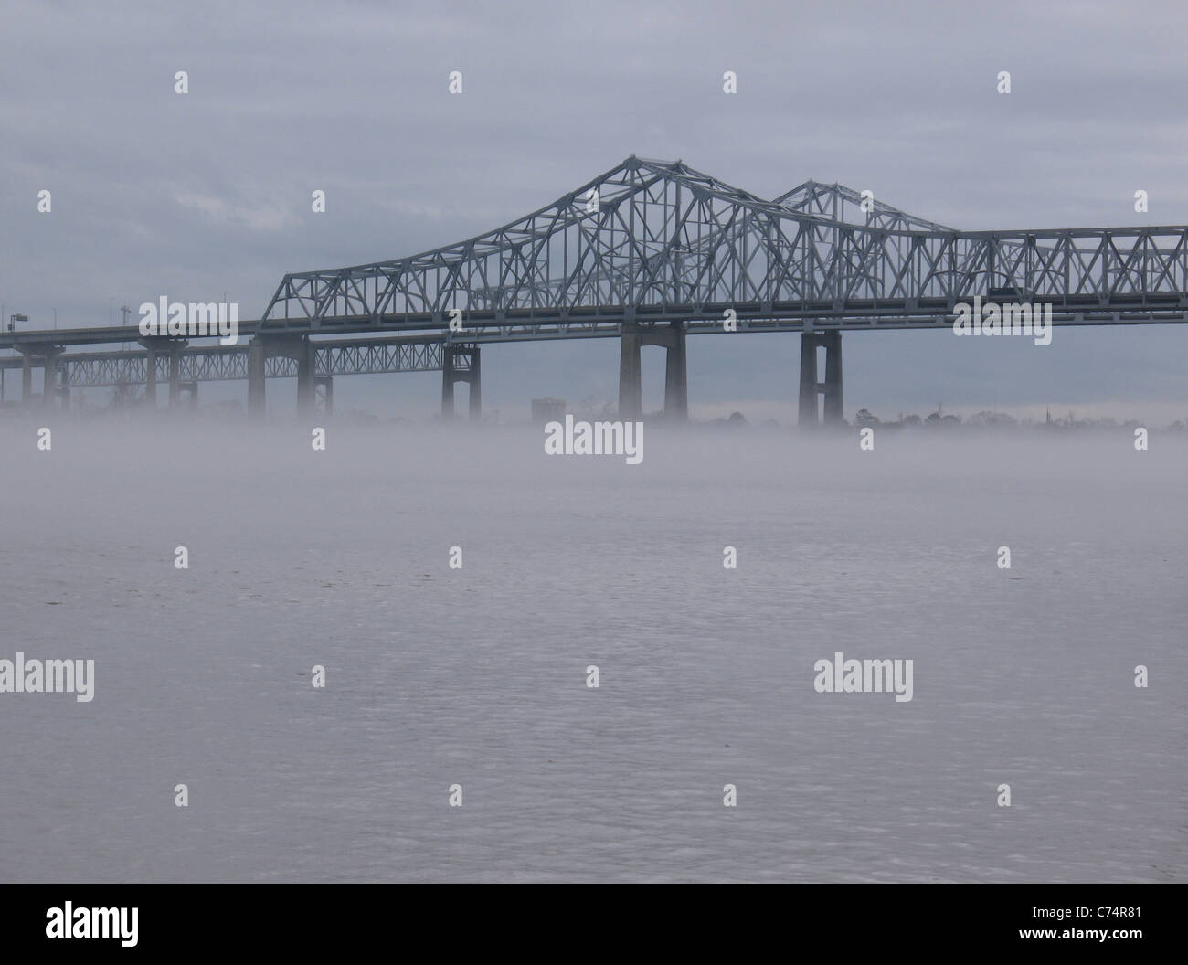 La Nouvelle Orléans Connecteur Crescent City pont sur le fleuve du Mississippi sur un jour brumeux, pluvieux. Banque D'Images