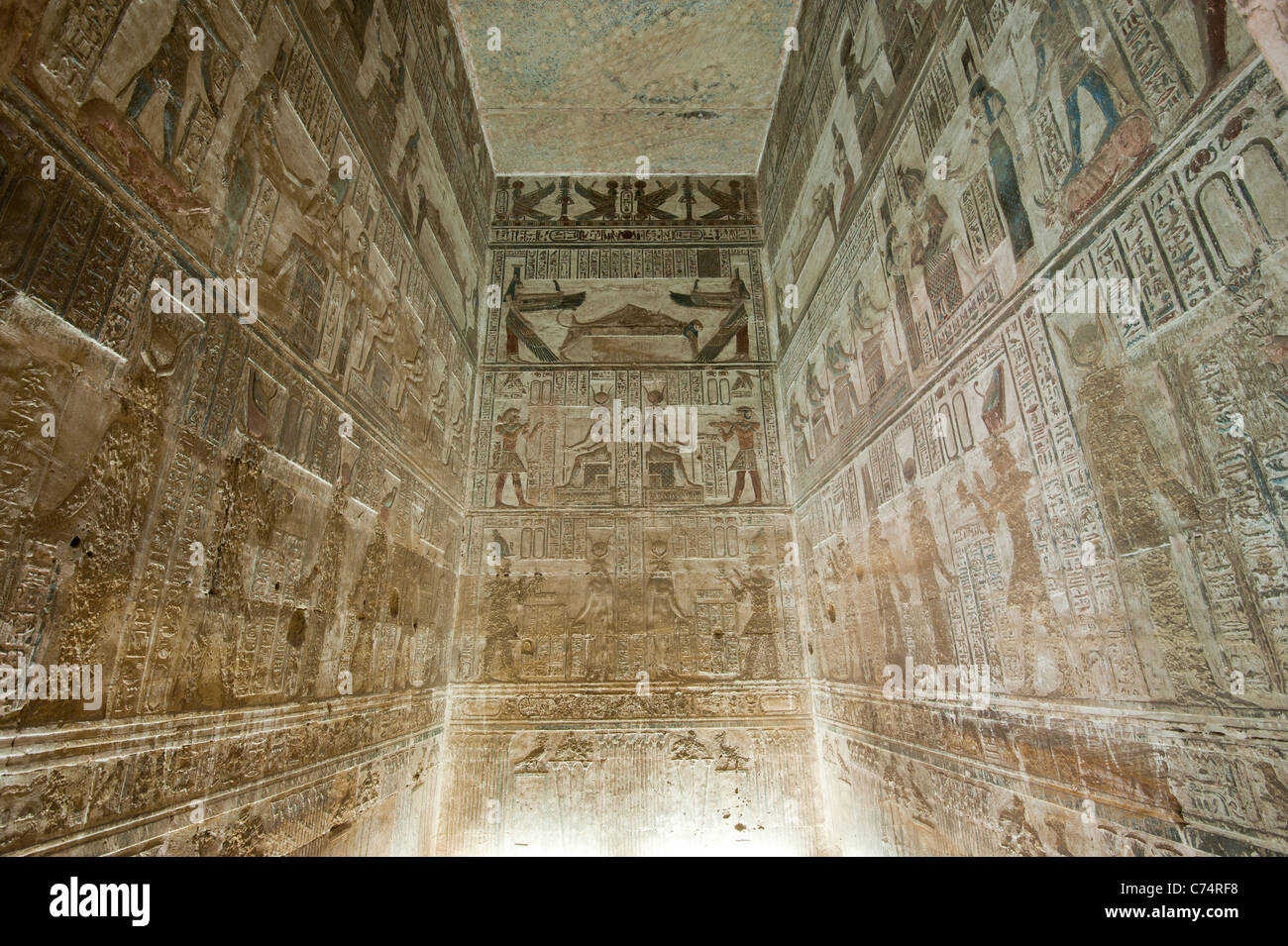 Sculptures hiéroglyphiques et peintures sur les murs intérieurs d'un ancien temple égyptien Banque D'Images