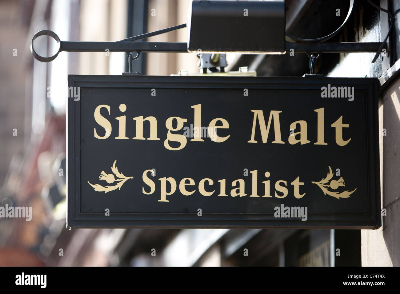 Affiche à l'extérieur de whisky shop sur Royal Mile (High Street), à l'assemblée annuelle de l'International Arts Festival, Édimbourg. Banque D'Images