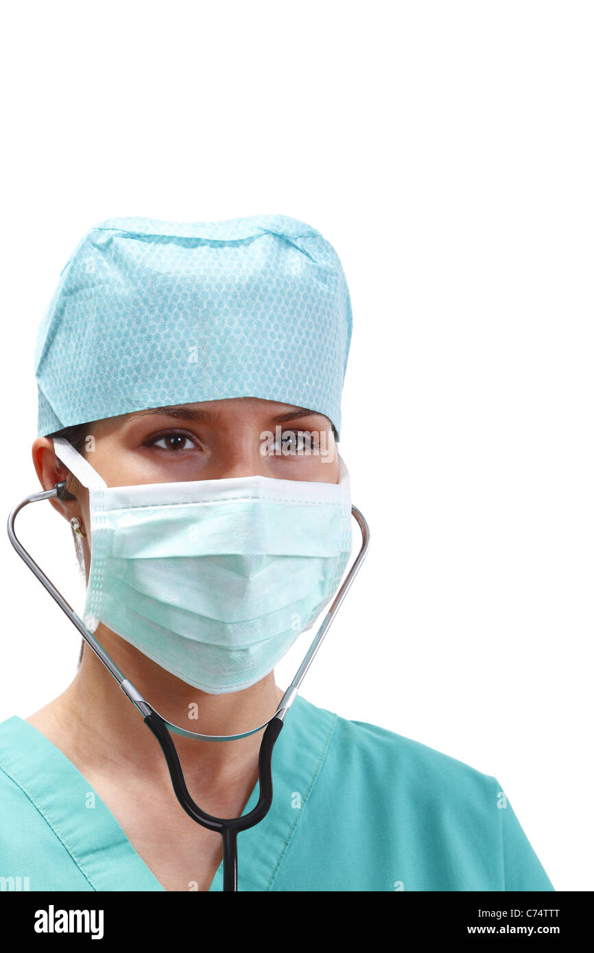Portrait d'une femme médecin avec masque et stéthoscope isolé sur fond blanc Banque D'Images