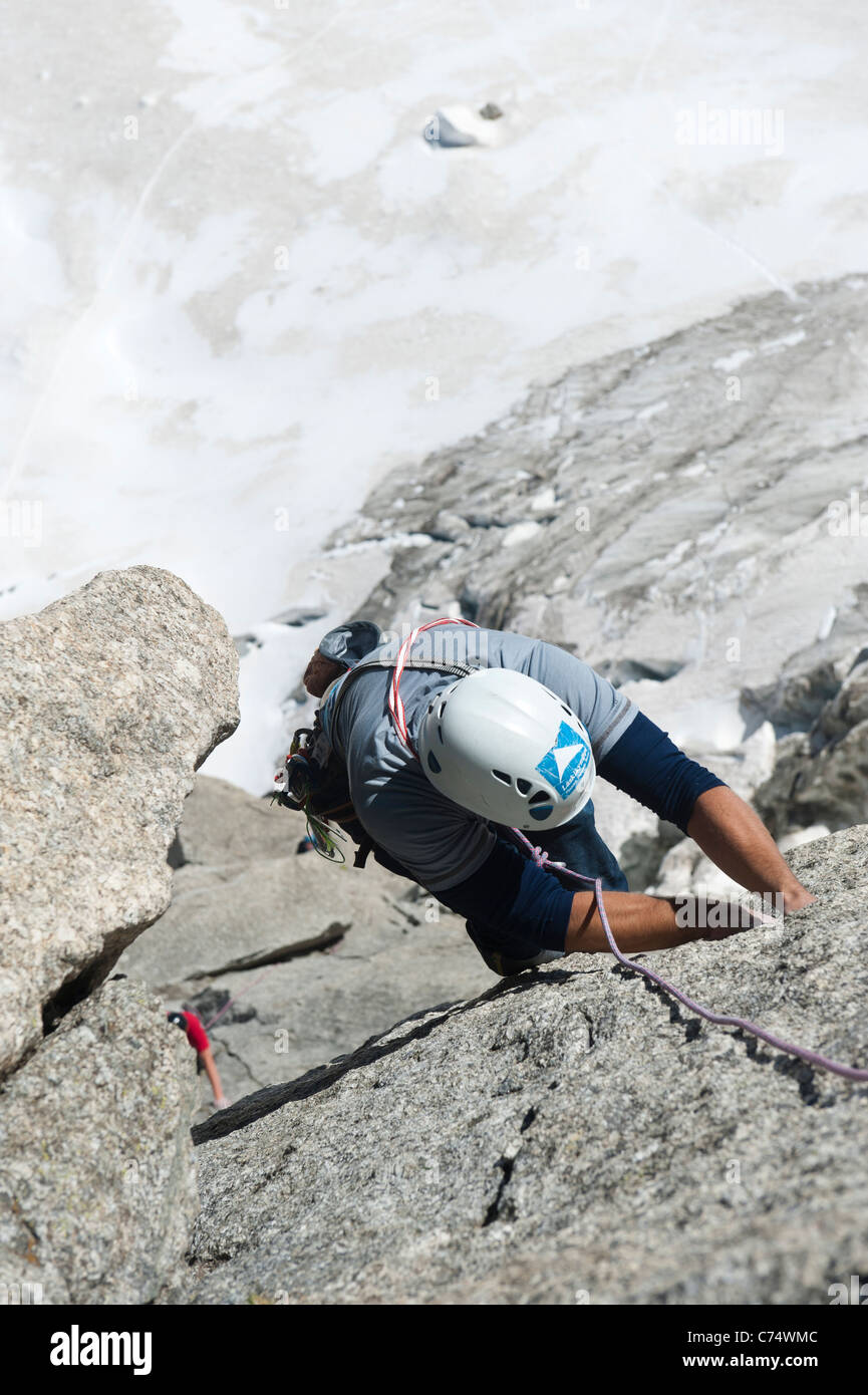 L'alpiniste escalade sur Pyramide du Tacul, à Chamonix, France Banque D'Images