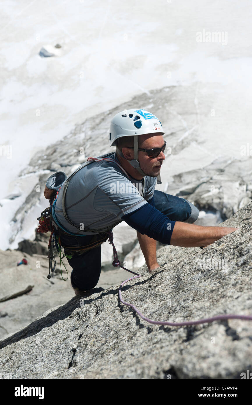 L'alpiniste escalade sur Pyramide du Tacul, à Chamonix, France Banque D'Images