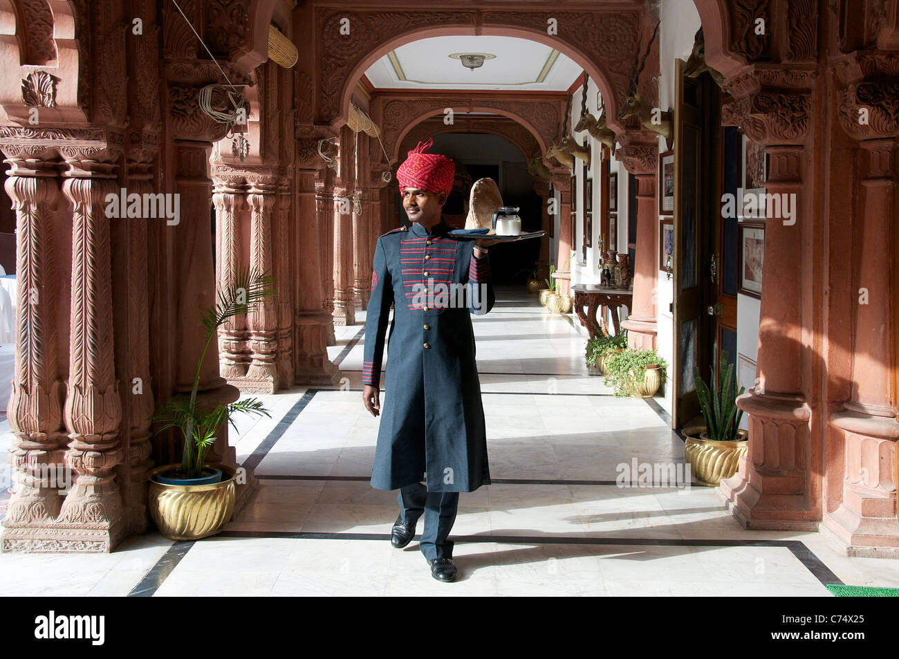Waiter delivering thé du matin Laxmi Niwas Palace Bikaner Rajasthan Inde Banque D'Images