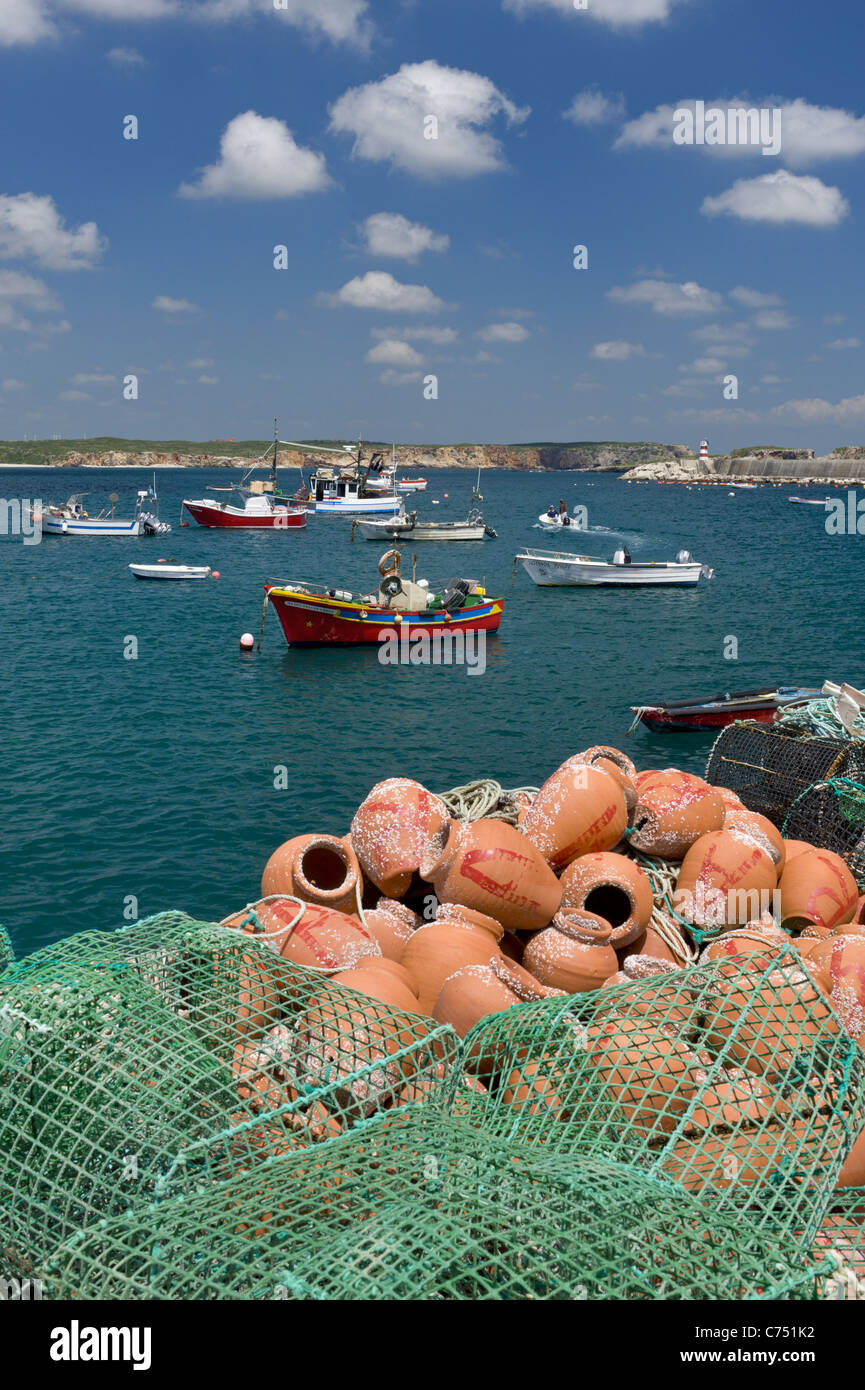 Sagres, des casiers à homard et des bateaux de pêche dans le port Banque D'Images