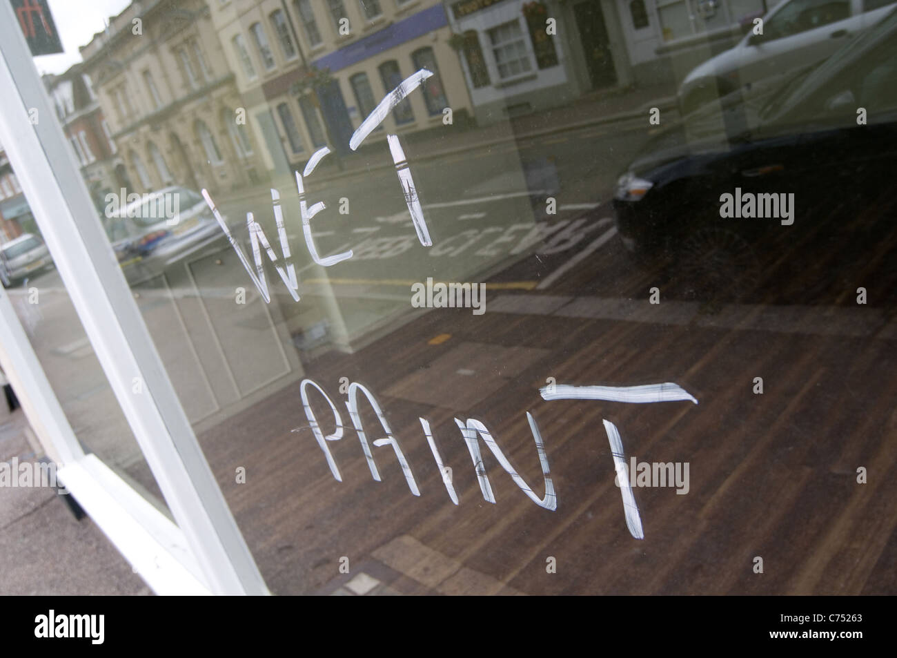 L'entretien et la réparation de peinture humide peinture peintre décorateur agencement fitter monter de nouveaux business high street retail détaillant sho Banque D'Images