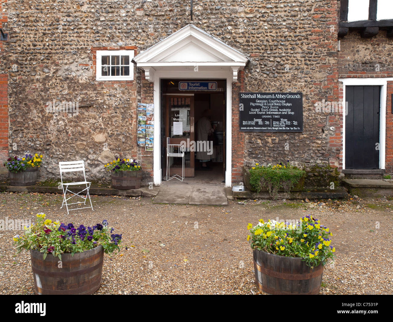 Entrée du musée de l'abbaye et Shirehall raison dans le centre du village de Little Walsingham Norfolk Banque D'Images