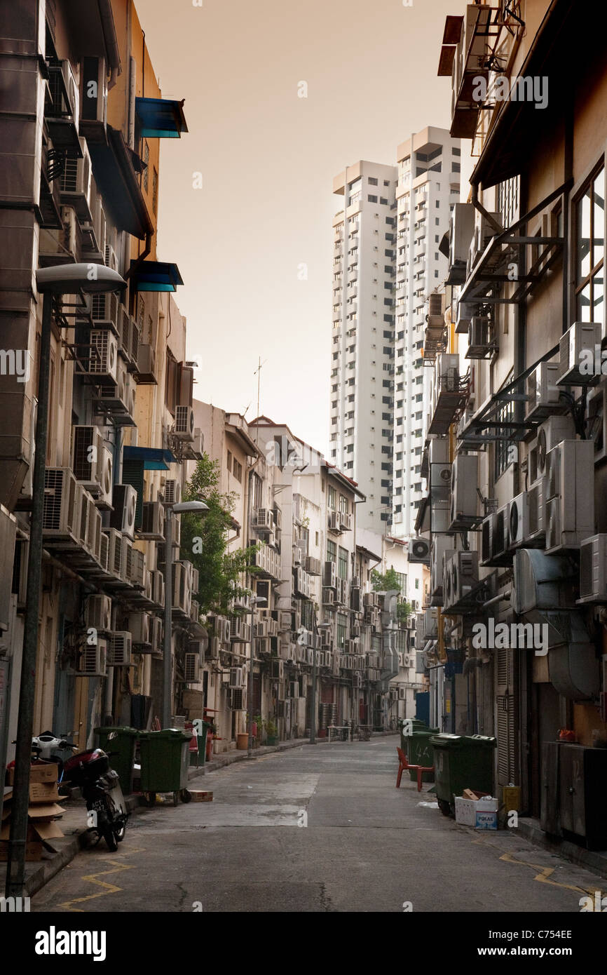 Scène de rue de petites rues et bâtiments modernes, Singapour Banque D'Images