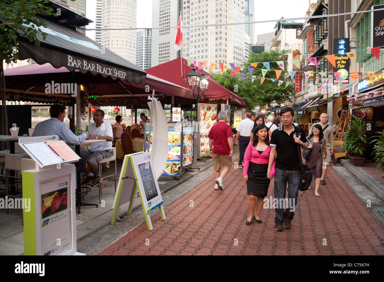 Scène de la rue de Singapour, les gens passant devant un bar, Boat Quay, Singapour Asia Banque D'Images