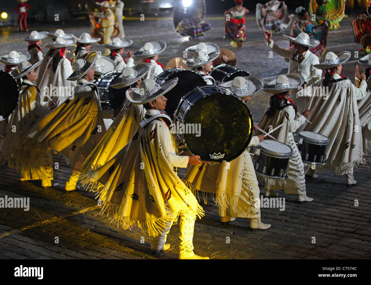 Les membres de l'orchestre marching mexicain 'Jaguares de la Tamayo' au festival de musique d'orchestres militaires 'Tour' passkaya Banque D'Images