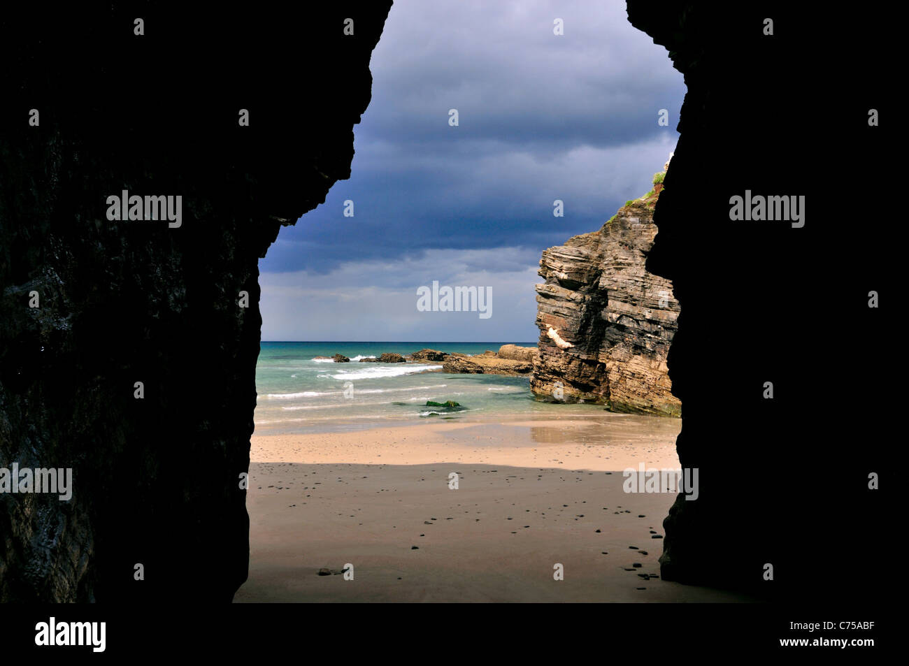 Grotte plage Banque de photographies et d’images à haute résolution - Alamy