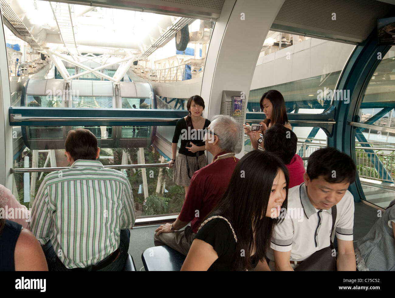 Les gens à l'intérieur le Singapore Flyer ride, Singapour Banque D'Images