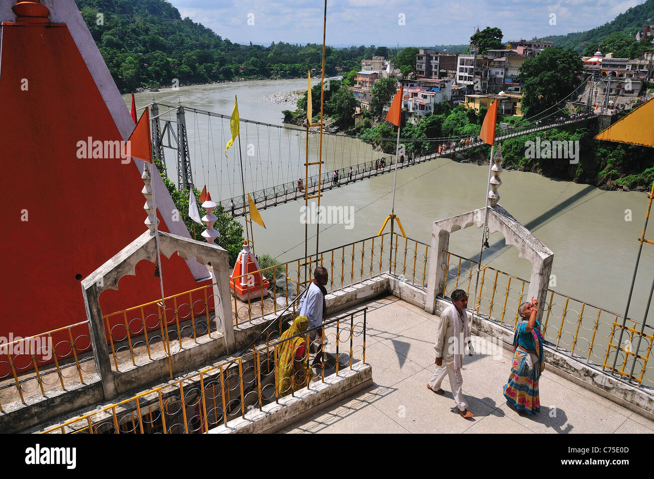 Vue depuis le haut de l'Trayambakeshwar au Temple de Lakshman Jhula Rishikesh. Banque D'Images