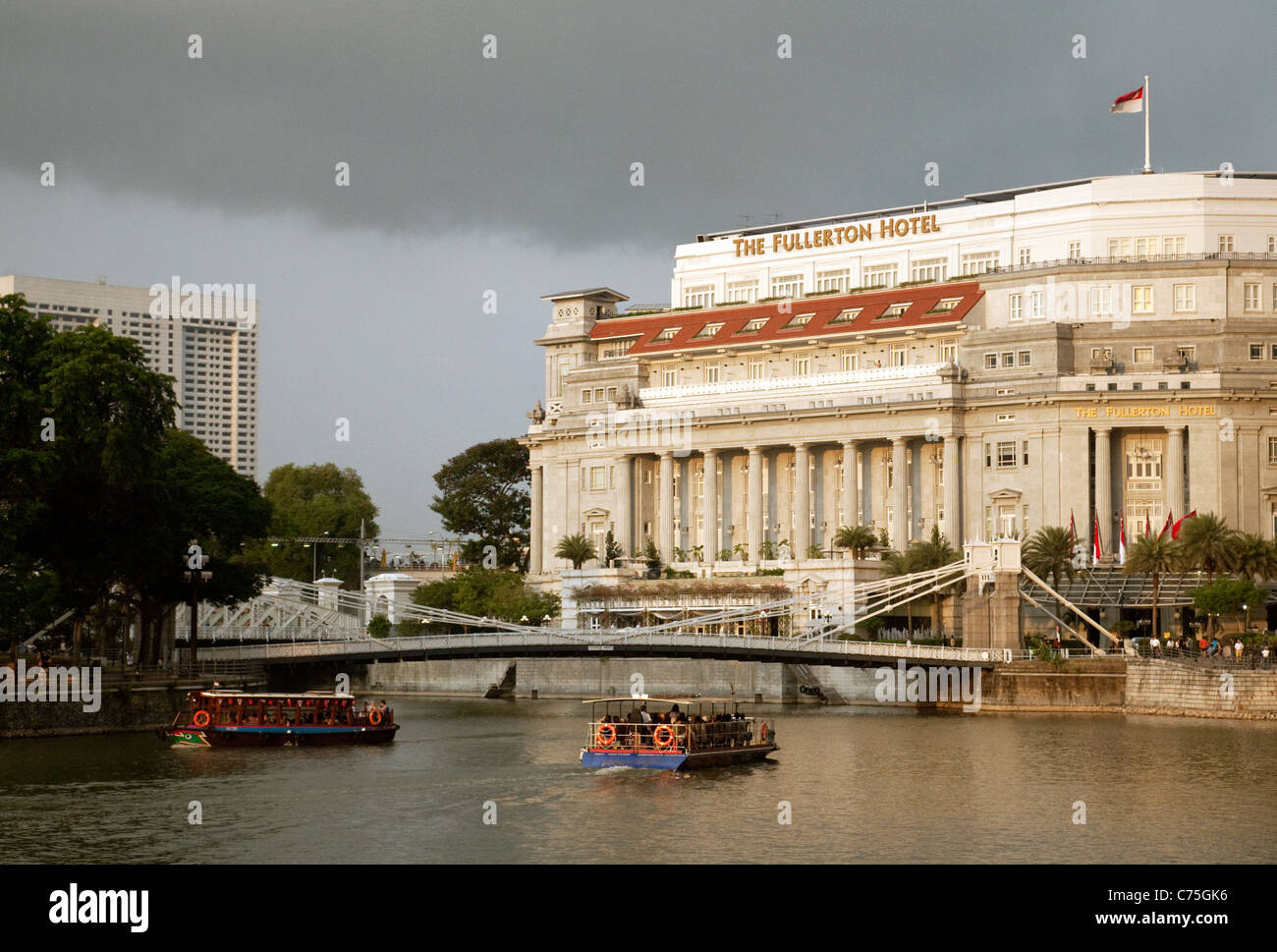 Soir sur la rivière Singapour et Fullerton Hotel, Singapour Banque D'Images