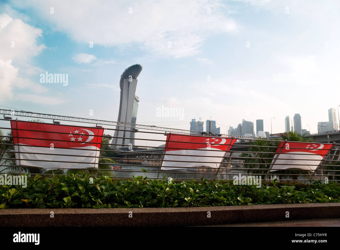 Drapeaux de Singapour et le Marina Bay Sands Hotel, à l'occasion de la journée nationale, Singapour Banque D'Images