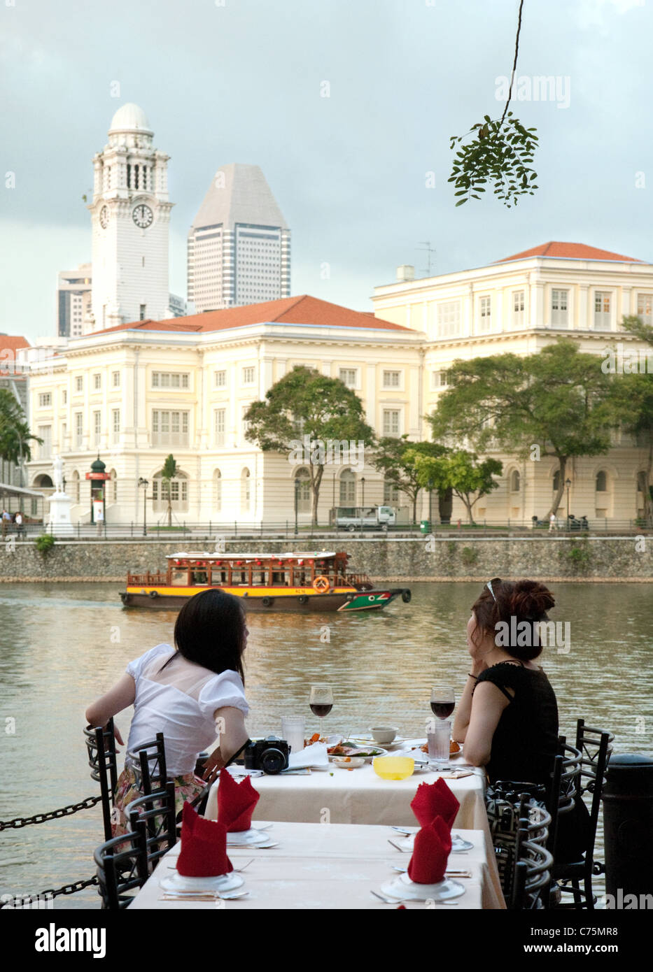 Deux femmes de boire dans un restaurant, Boat Quay sur les rives de la rivière Singapour, Singapour Banque D'Images