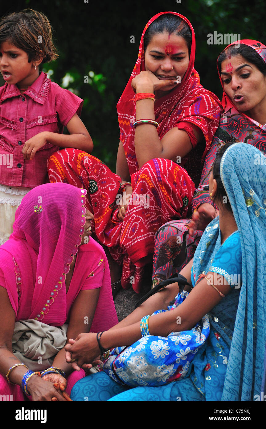 Les pèlerins se reposant à Lakshman Jhula dans Rishikesh. Banque D'Images