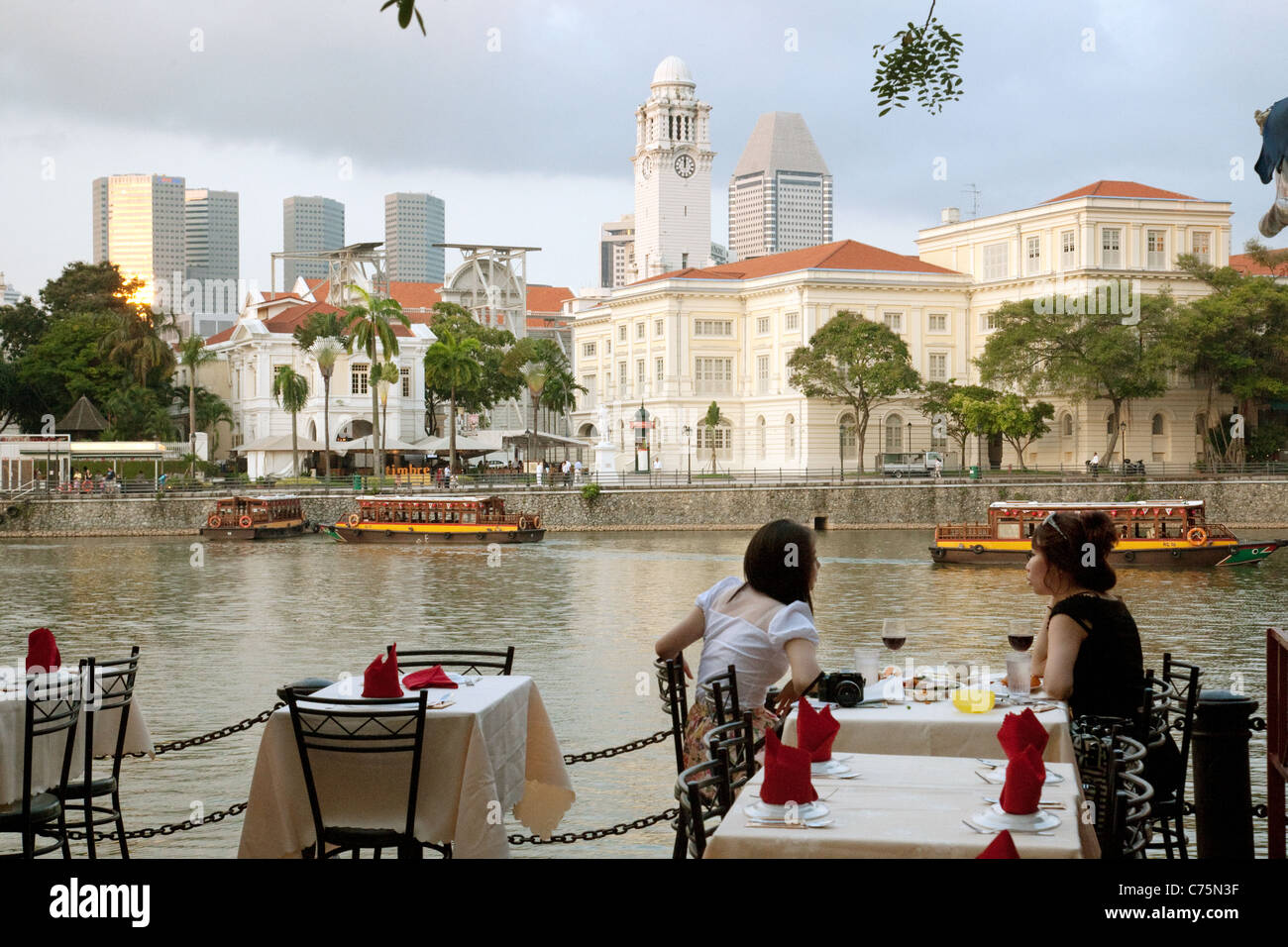 Deux femmes de boire dans un restaurant, Boat Quay sur les rives de la rivière Singapour, Singapour Banque D'Images