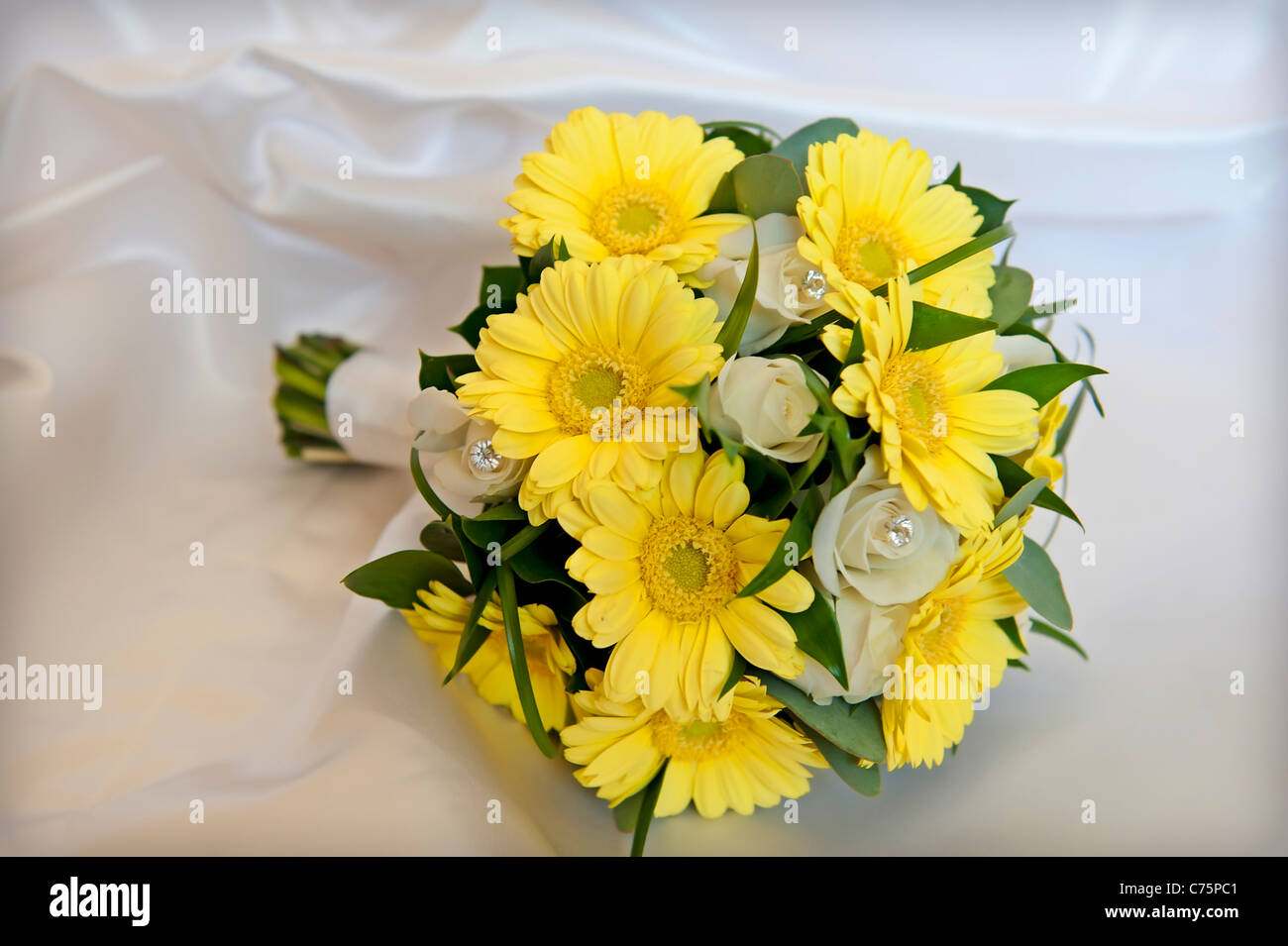 Brides bouquet de marguerites jaunes Banque D'Images