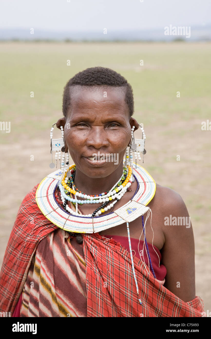 Masai Masai femme avec forme traditionnelle d'ornement y compris perles et perles piercing et étirage de lobes et de chapeaux Banque D'Images