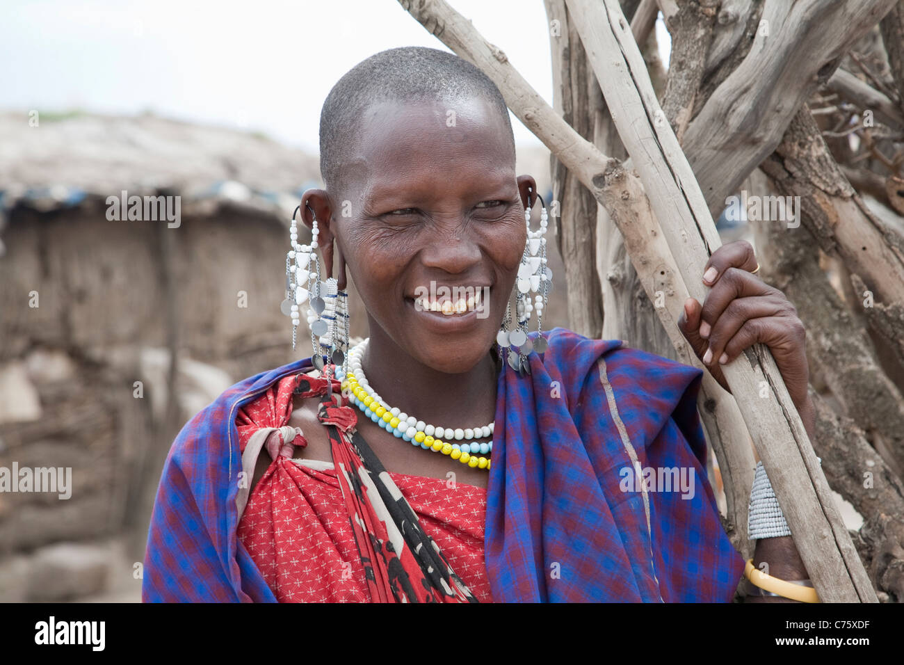 Masai Masai femme avec forme traditionnelle d'ornement y compris perles et perles piercing et étirage de lobes et de chapeaux Banque D'Images