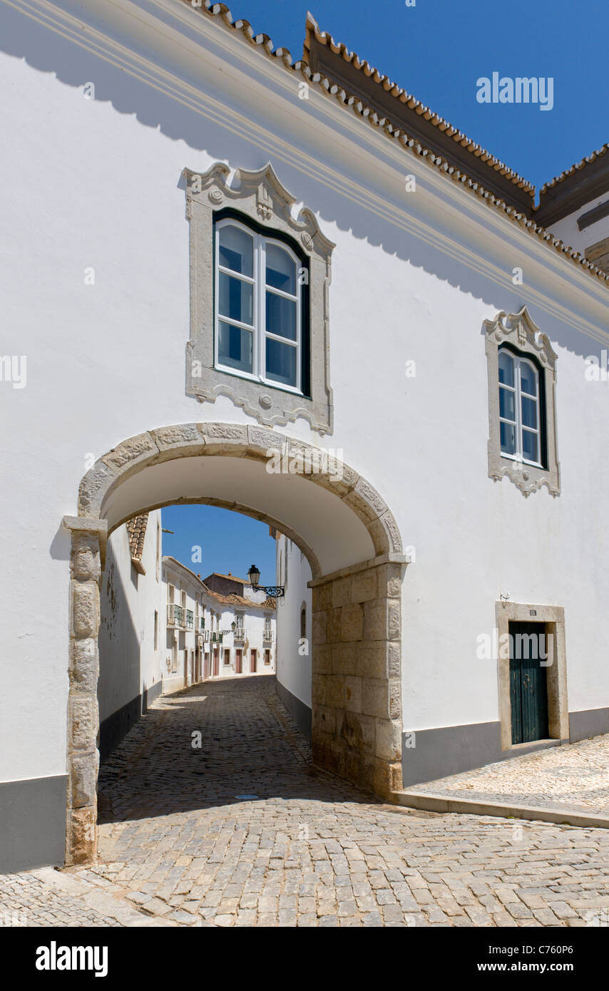 Le Portugal, Faro, une arche dans le Largo da Sé square Banque D'Images